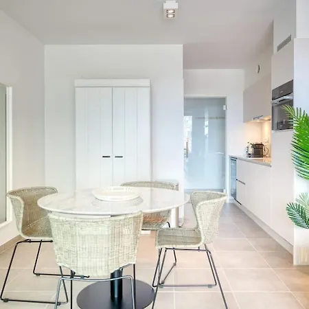 Charming By The Sea In Appartement Oostende